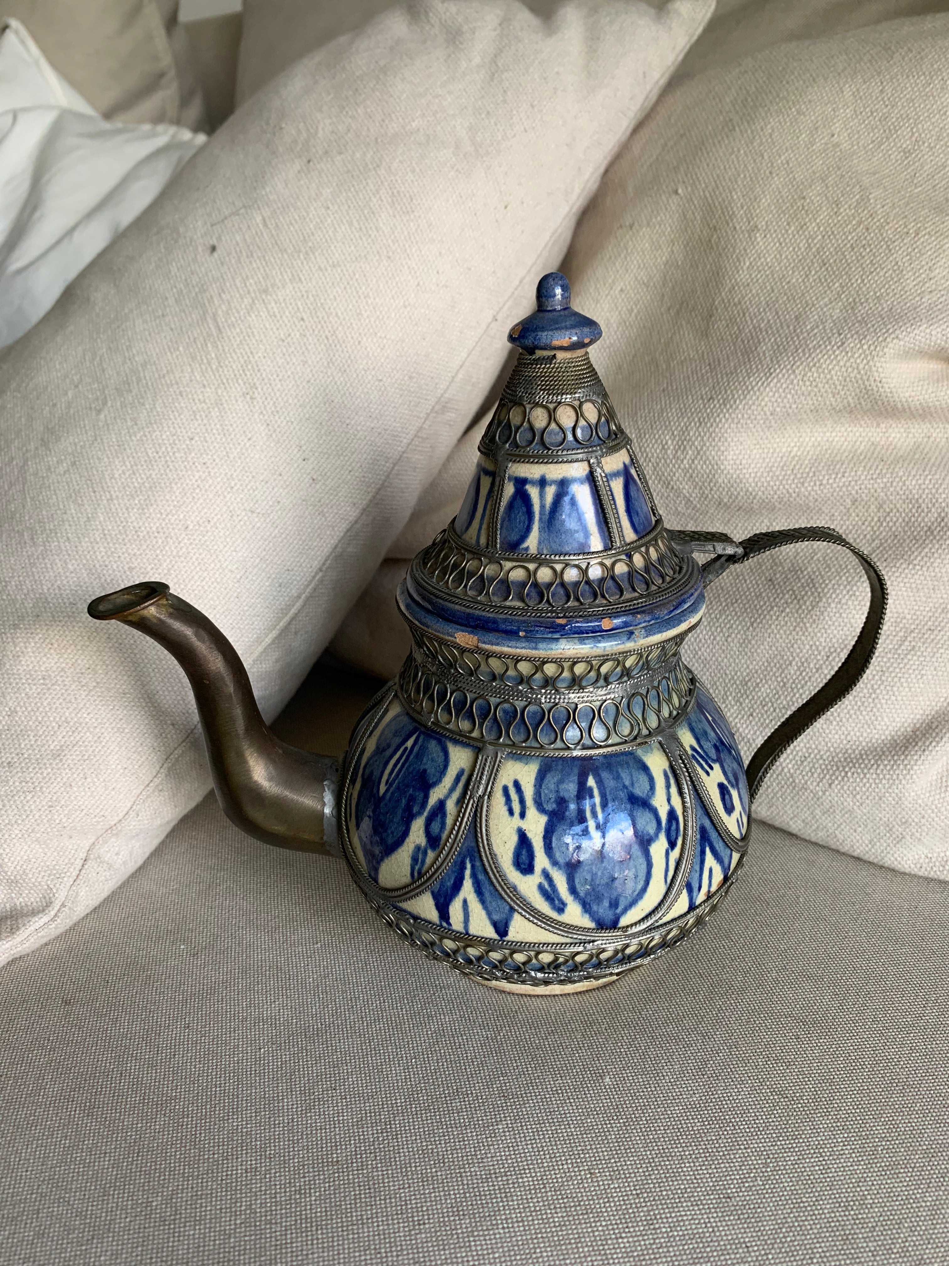 Teiera marocchina di medie dimensioni design elegante con filtro integrato  interno da utilizzare tutti i giorni per riparare i tuoi tè e infusi